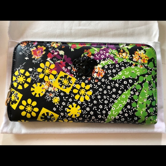 Versace wallet. Authentic with tags - Picture 1 of 7